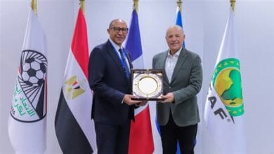 أبو ريدة يهدي نظيره