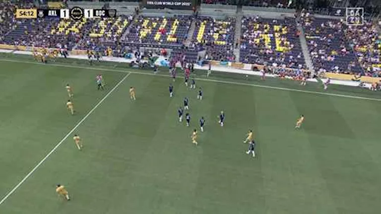 10 صور ترصد أزمة توقف مباراة أوكلاند سيتي بوكا جونيورز في كأس العالم