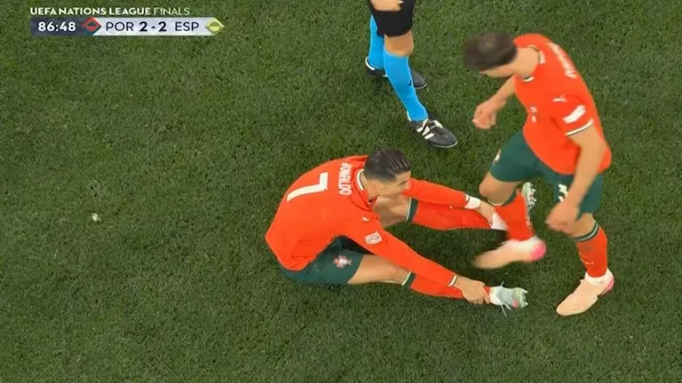 بالصور.. لحظة إصابة رونالدو وخروجه اضطراريًا أمام إسبانيا 2 بالصور.. لحظة إصابة رونالدو وخروجه اضطراريًا أمام إسبانيا