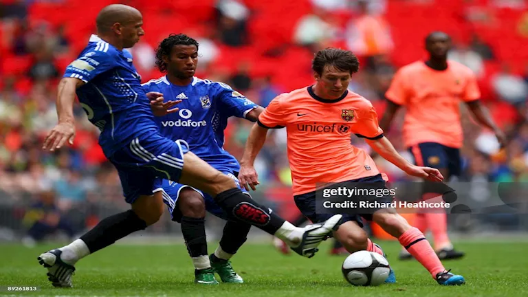 ماذا فعل الأهلي عندما واجه ميسي قبل 16 عاما؟