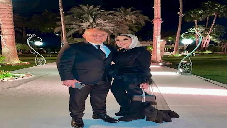 أسامة حسني ينشر صورة رفقة زوجته