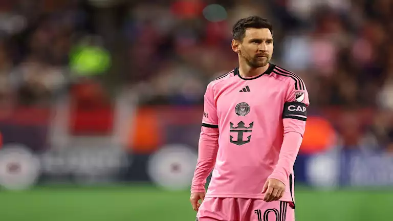 "اللوم على الأحذية".. ميسي يوجه رسالة إلى لامين يامال