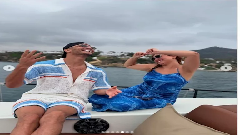 "على يخت" 6 صور لأشرف داري وزوجته في المصيف