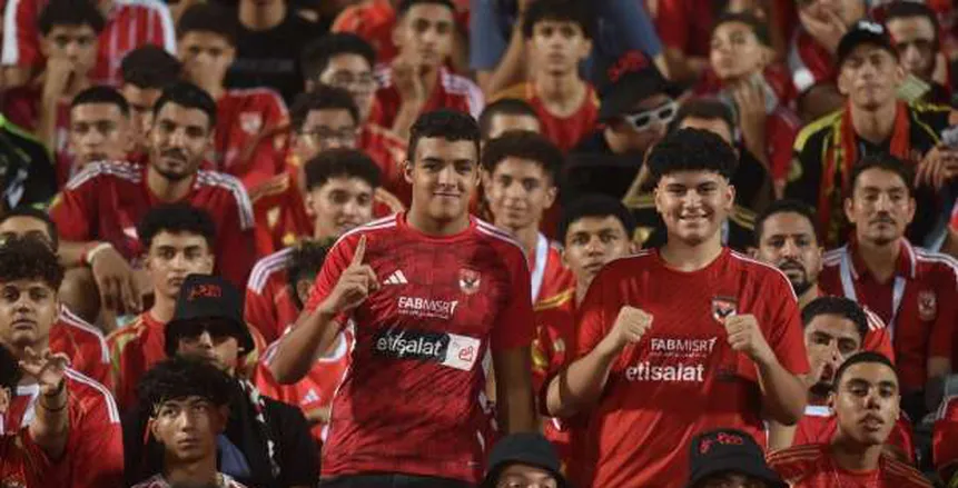 جماهير الأهلي تهاجم اللاعبين وريبيرو وتدخل لتهدئة غضب المدرجات جماهير الأهلي تهاجم اللاعبين وريبيرو.. وتدخل لتهدئة غضب المدرجات