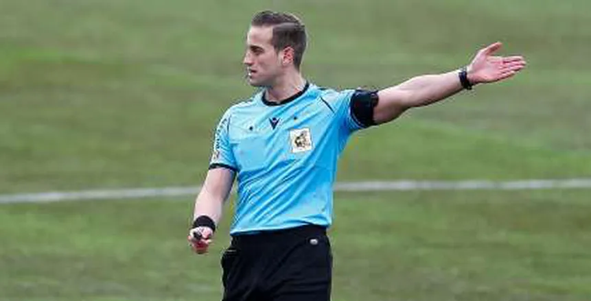 حكم مباراة الأهلي وبيراميدز يراجع تقنية الفار قبل القمة خاص حكم مباراة الأهلي وبيراميدز يراجع تقنية الفار قبل القمة (خاص)