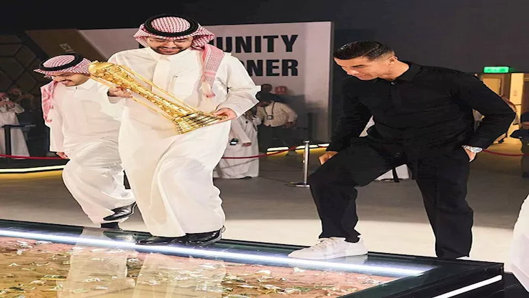 ساعة نادرة ومرصعة بالألماس.. رونالدو يخطف الأنظار في نهائي كأس العالم 1 ساعة نادرة ومرصعة بالألماس.. رونالدو يخطف الأنظار في نهائي كأس العالم