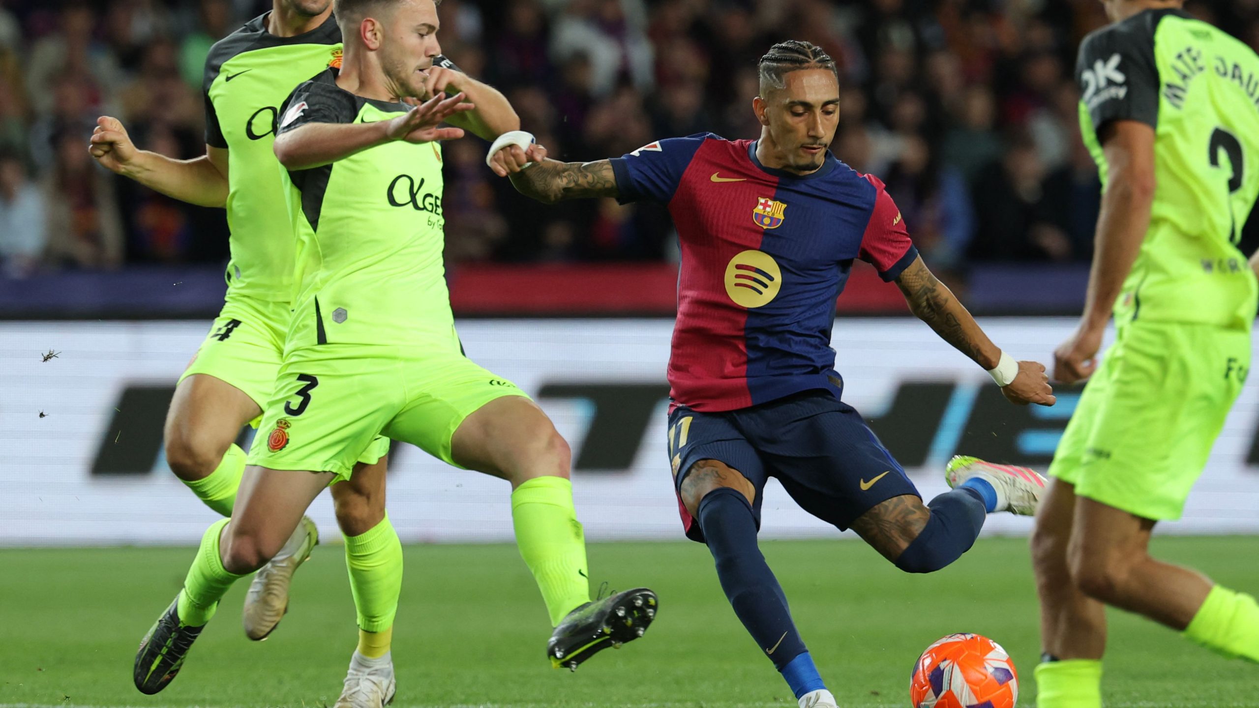 ما القنوات الناقلة لمباراة ريال مايوركا وبرشلونة في الدوري الإسباني 2025-2026؟ وكيف تتابعها عبر الإنترنت؟ | كووورة 8 kooora logo