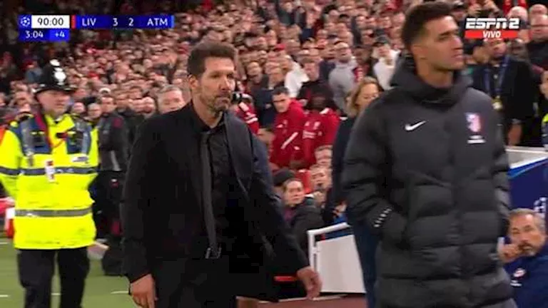 5 صور لمشادة سيميوني ومشجع ليفربول بعد نهاية المباراة