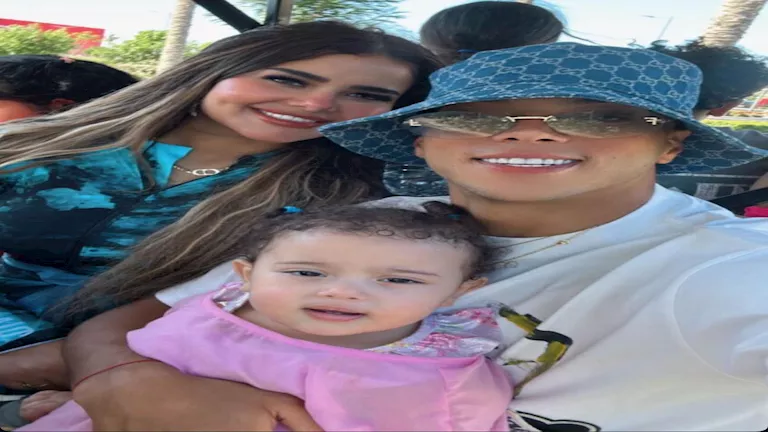 إمام عاشور ينشر صورة مع ابنته وزوجته من الساحل