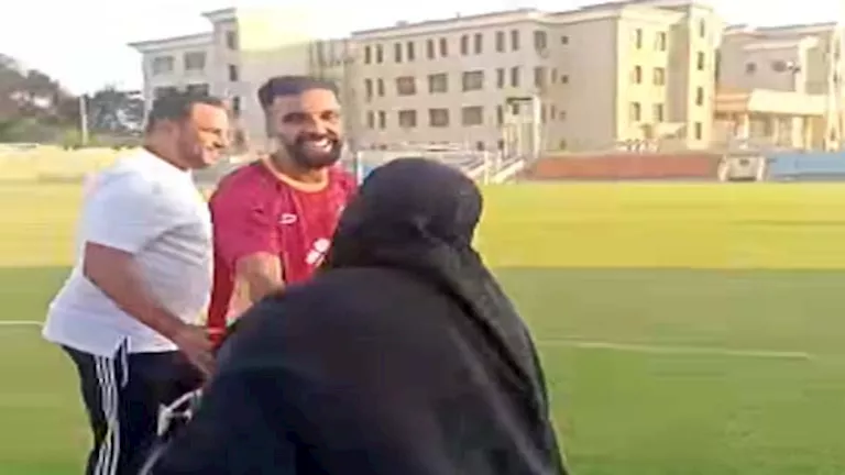 "ذهبت لمواساة الخصم".. والدة لاعب مصر المقاصة تخطف الأنظار بمباراة جول