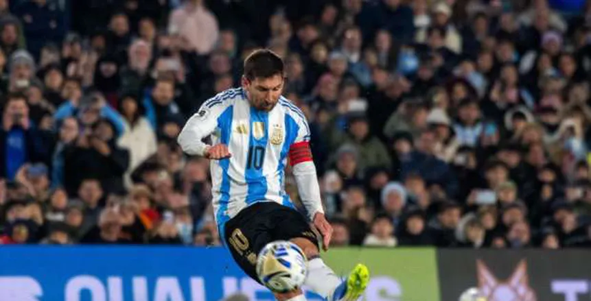 سجّل هدفين والحكم حرمه من الثالث ميسي يقود الأرجنتين للفوز سجّل هدفين والحكم حرمه من الثالث.. ميسي يقود الأرجنتين للفوز على فنزويلا في ليلة الوداع