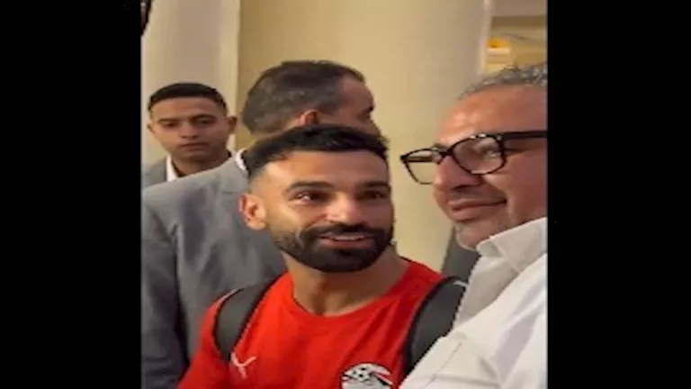 كيف تعامل محمد صلاح مع محبيه في فندق إقامة منتخب مصر؟ (فيديو وصور)