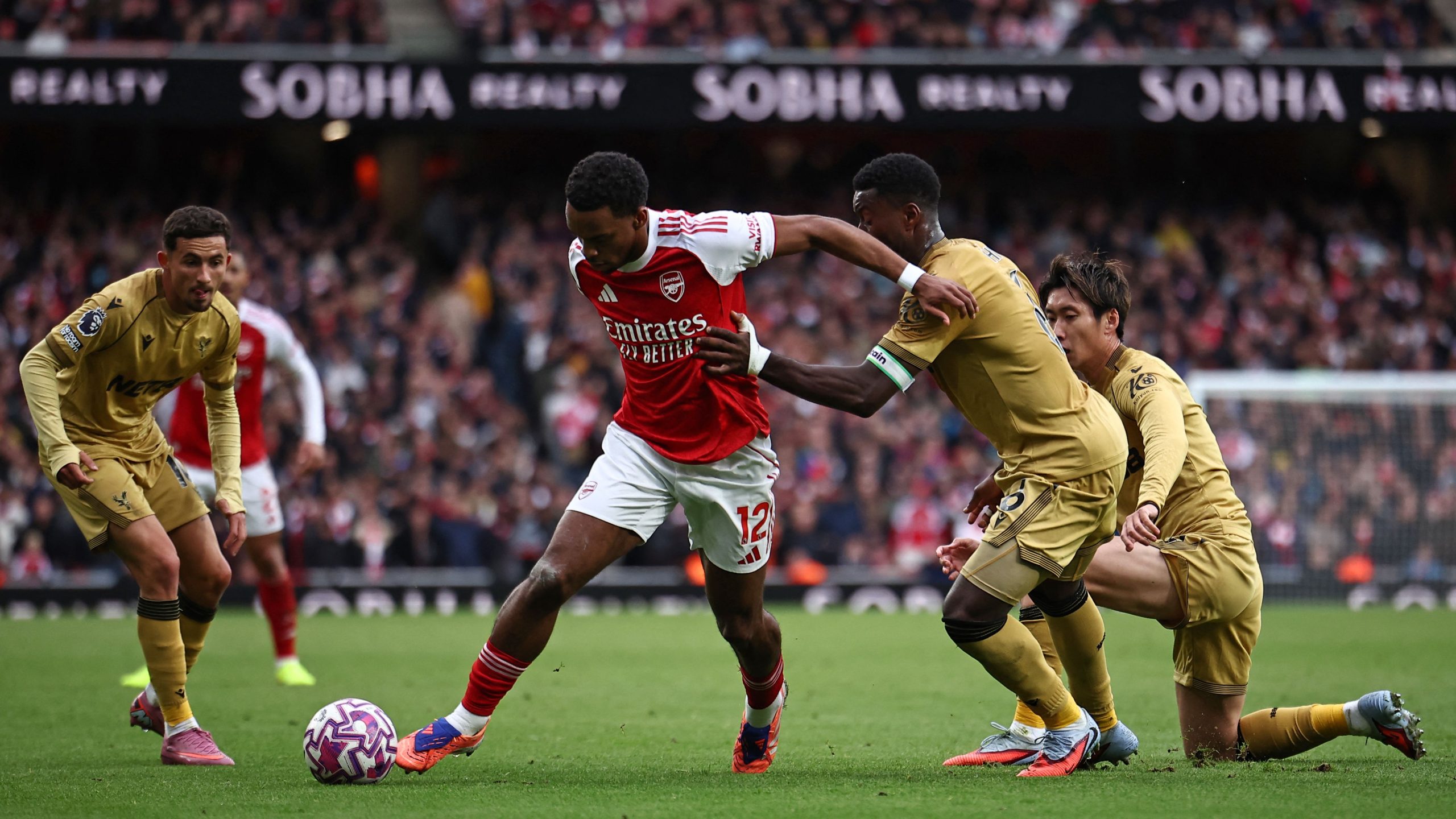 ما القنوات الناقلة لمباراة آرسنال وبرايتون في كأس الرابطة الإنجليزية 2025-2026؟ وكيف تتابعها عبر الإنترنت؟ | كووورة 8 kooora logo