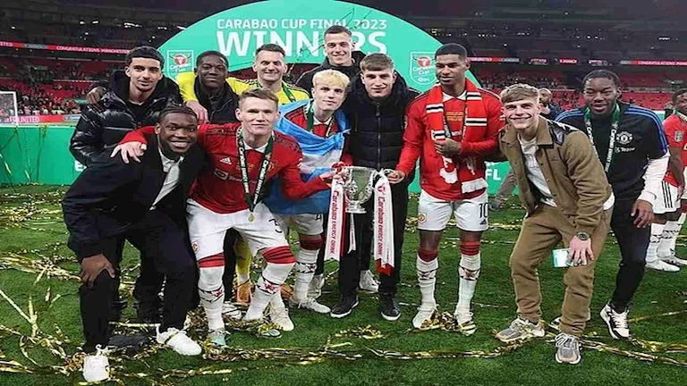 منتحرا.. وفاة والد لاعب مانشستر يونايتد