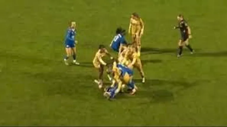 بالفيديو.. طرد لاعبة بسبب "خنق" منافستها