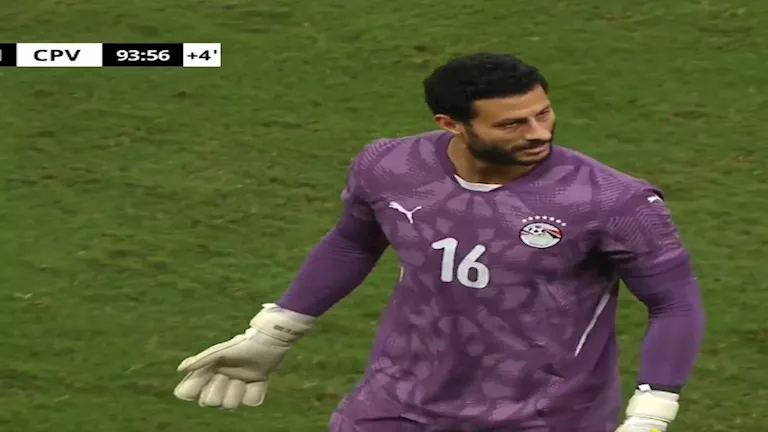 "مشادة وتهنئة".. لقطة مثيرة للجدل في مباراة مصر وكاب فيردي بطلها الشنا