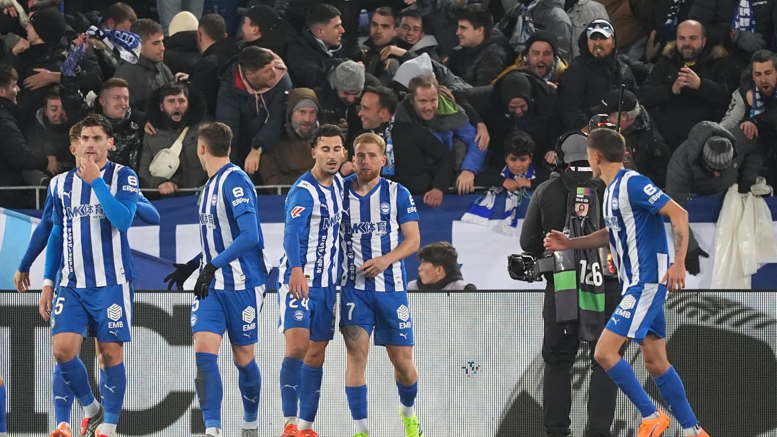 "ادهسوا رأسه".. تصرف مسيء من جماهير ألافيس ضد نجم ريال مدريد 21 FBL-ESP-LIGA-REAL MADRID-TRAINING