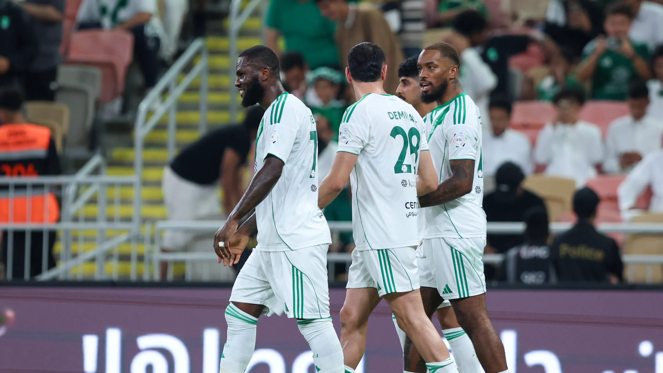 فيديو: نجم أهلي جدة يتورط في مشاجرة.. والشرطة تتدخل | كووورة 1 Xabi Alonso