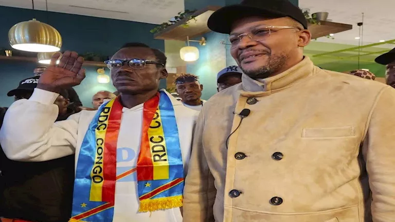 5 صور من زيارة المشجع "لومومبا" لبعثة الجزائر 17 5 صور من زيارة المشجع "لومومبا" لبعثة الجزائر