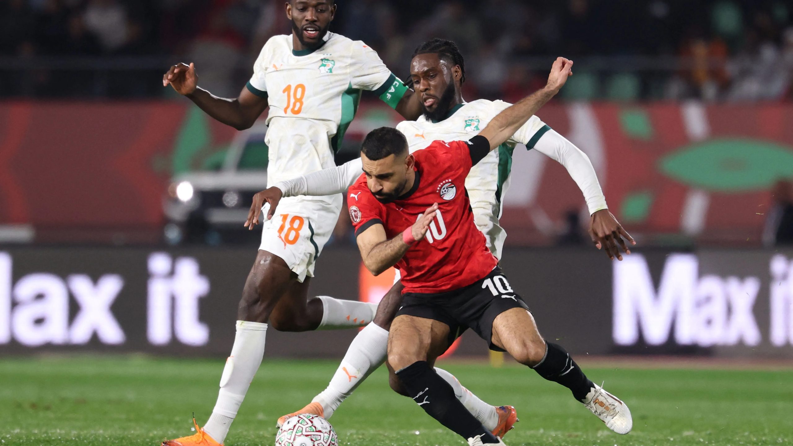 "اتركوا الكرة للأفيال".. لمسة الملك وروح الجنرال تقود الفراعنة لإسقاط حامل اللقب 10 مصر