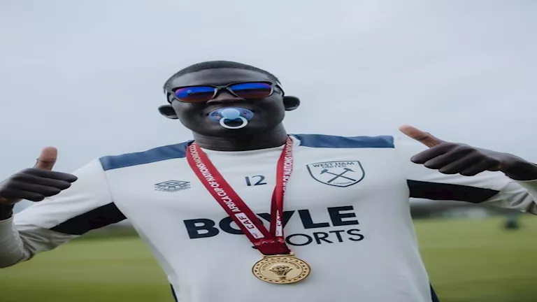 الزي السنغالي وممر الشرفي.. وست هام يستقبل بطل أمم أفريقيا