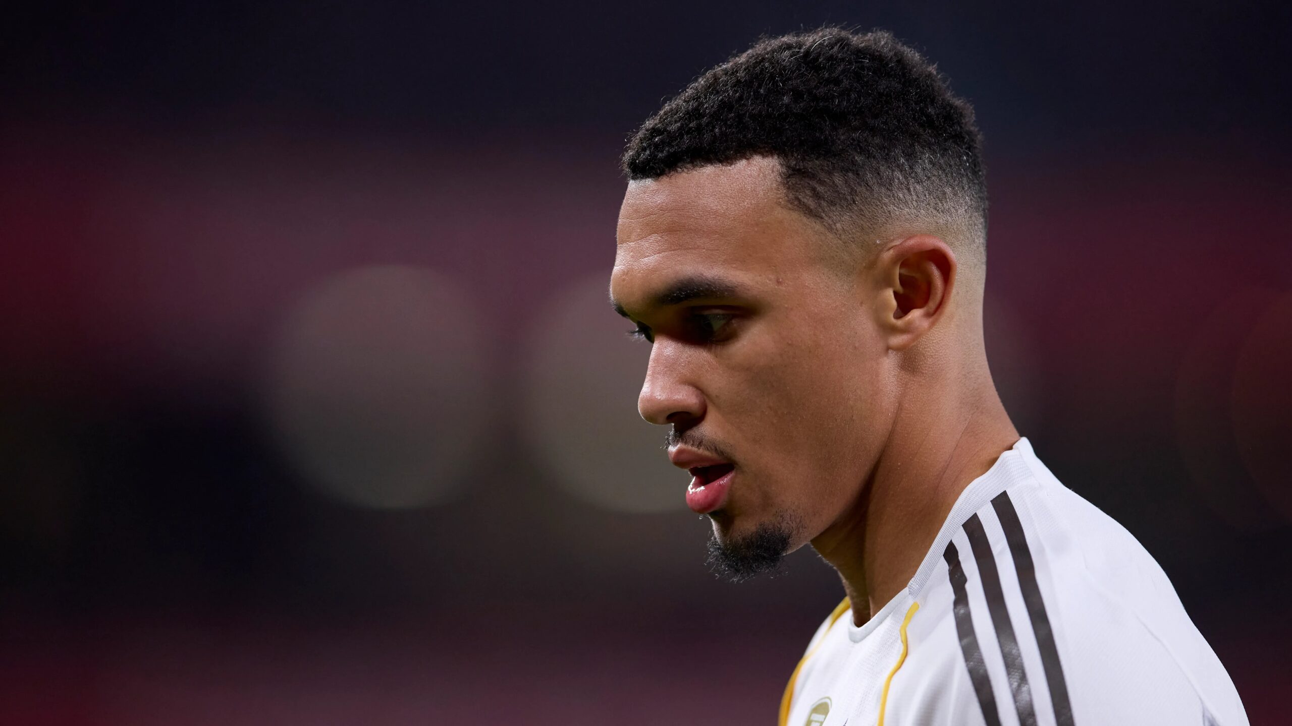 حرب مزايدة؟.. كابوس أرنولد يغري نيوكاسل وعملاق أوروبي | كووورة 10 إنجلترا