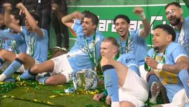 عمر مرموش يحتفل بالفوز بلقب كأس الرابطة الإنجليزية