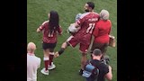 ماذا فعلت زوجة محمد صلاح في وداعه الأخير بليفربول؟ (1)